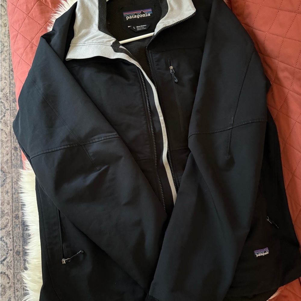 Men’s Patagonia Black Performance Jacket with Sporty Design